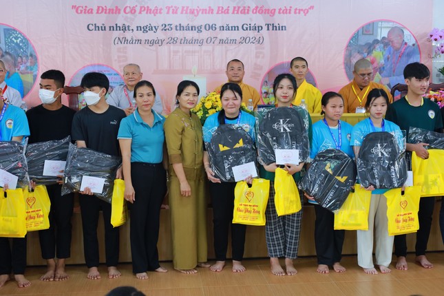 Ban Tổ chức trao 173 phần học bổng đến sinh viên, học sinh khó khăn tại địa phương và TP.HCM