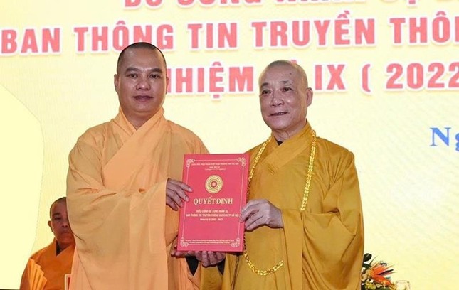 Hòa thượng Thích Bảo Nghiêm trao quyết định đến Thượng tọa Thích Đạo Thịnh, Ủy viên Thường trực Ban Trị sự GHPGVN TP.Hà Nội