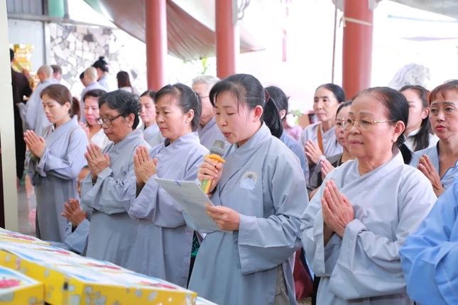 Đại diện Phật tử dâng lời tác bạch cúng dường pháp y
