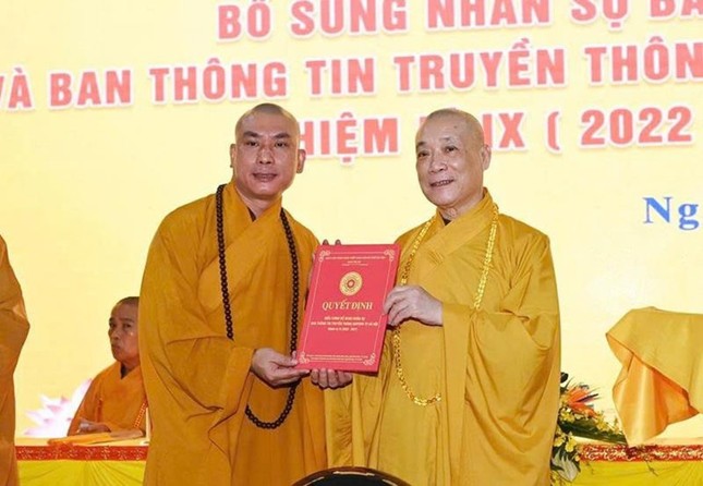 Hòa thượng Thích Bảo Nghiêm trao quyết định đến Thượng tọa Thích Quảng Thiện, Ủy viên Thường trực Ban Trị sự TP.Hà Nội