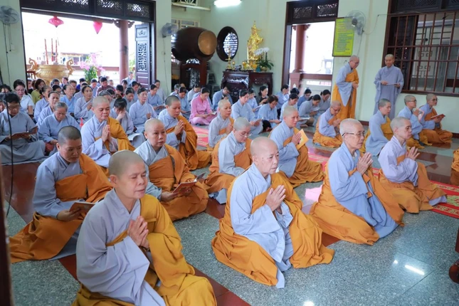 Đạo tràng Ni viện Vạn Hạnh trì tụng kinh Vu lan tại chánh điện