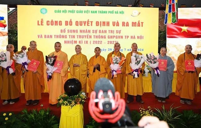 Các nhân sự được bổ sung vào Ban Trị sự GHPGVN TP.Hà Nội giữa nhiệm kỳ 2022-2027 ra mắt tại hội nghị