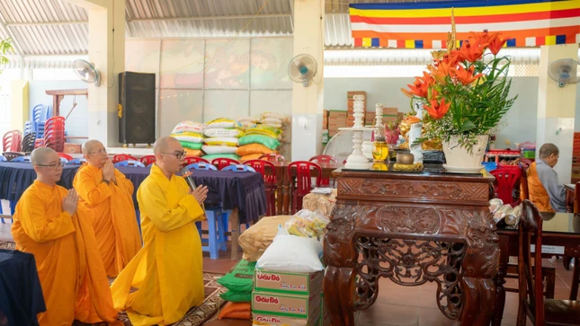 Đại diện đoàn tác bạch cúng dường đến trường hạ