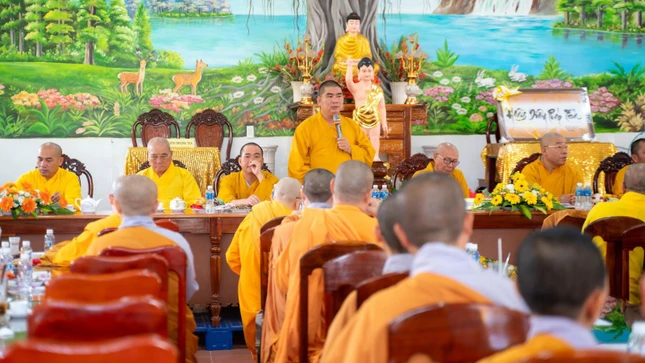 Đại đức Thích Nguyên Nguyệt trình bày các vấn đề liên quan công tác hành chánh Giáo hội