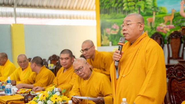 Thượng tọa Thích Pháp Huệ thay lời chư tôn đức Thường trực Ban Trị sự tỉnh sách tấn hành giả