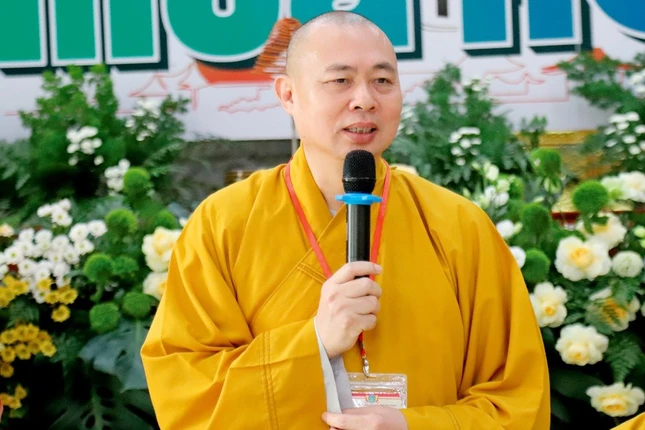 Thượng tọa Thích Tâm Đức sách tấn việc tu học của các bạn trẻ tại khóa tu