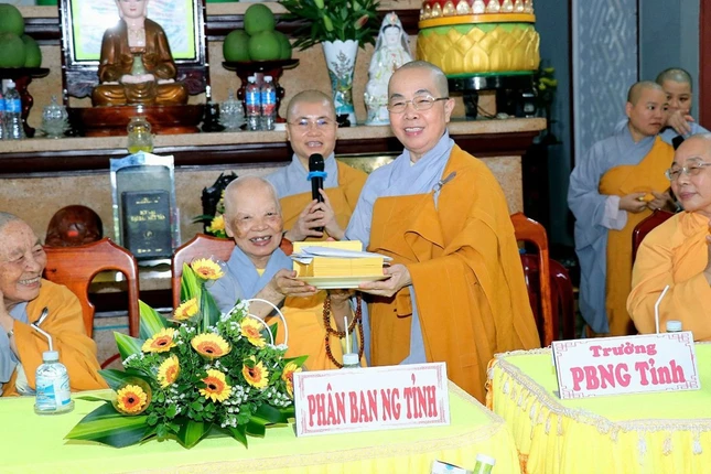 Ni trưởng Trưởng Phân ban Ni giới tỉnh trao cúng dường đến Ban Chức sự trường hạ Ni trưởng Trưởng Phân ban Ni giới tỉnh trao cúng dường đến Ban Chức sự trường hạ