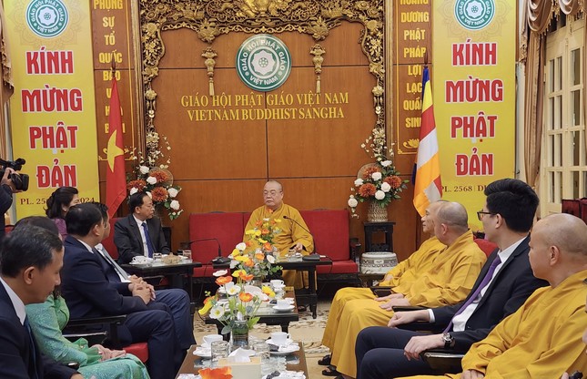 Trưởng lão Hòa thượng Thích Thanh Nhiễu cùng chư tôn đức Hội đồng Trị sự tiếp thân mật phái đoàn tại Trụ sở T.Ư GHPGVN - chùa Quán Sứ