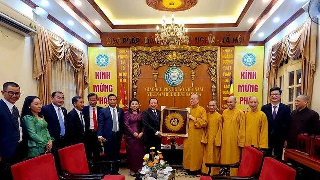 Trao quà lưu niệm