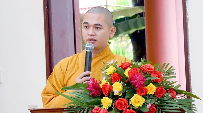 Đại đức Thích Nhuận Thiện báo cáo hoạt động Phật sự 6 tháng đầu năm và phương hướng hoạt động 6 tháng cuối năm 2024 của GHPGVN tỉnh Kon Tum