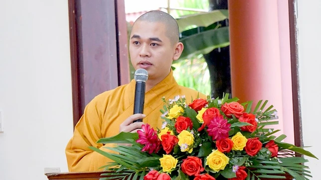 Đại đức Thích Nhuận Thiện báo cáo hoạt động Phật sự 6 tháng đầu năm và phương hướng hoạt động 6 tháng cuối năm 2024 của GHPGVN tỉnh Kon Tum