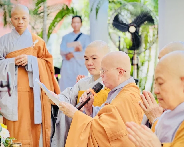 Ni trưởng Thích nữ Như An cung đối trước chư tôn đức dâng lời tri ân, tưởng niệm cố Hòa thượng