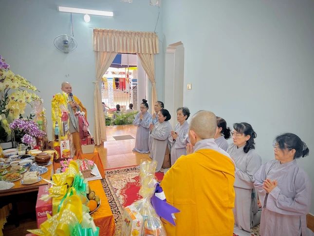 Phật tử đảnh lễ trước Giác linh Hòa thượng
