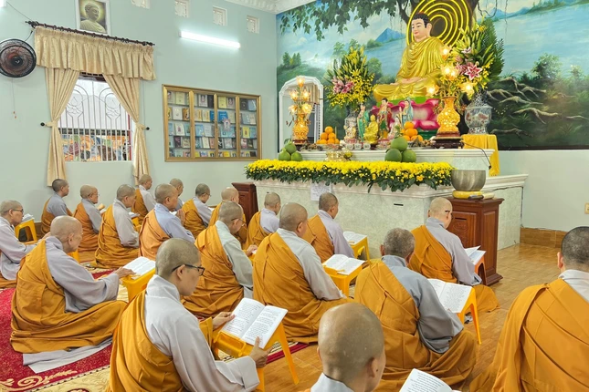 Chư Ni trì tụng khóa lễ cúng dường