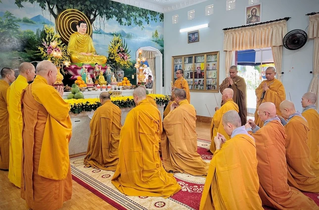 Chư tôn đức Tăng Ni dâng hương cúng dường Giác linh Hòa thượng Thích Hồng Đạo