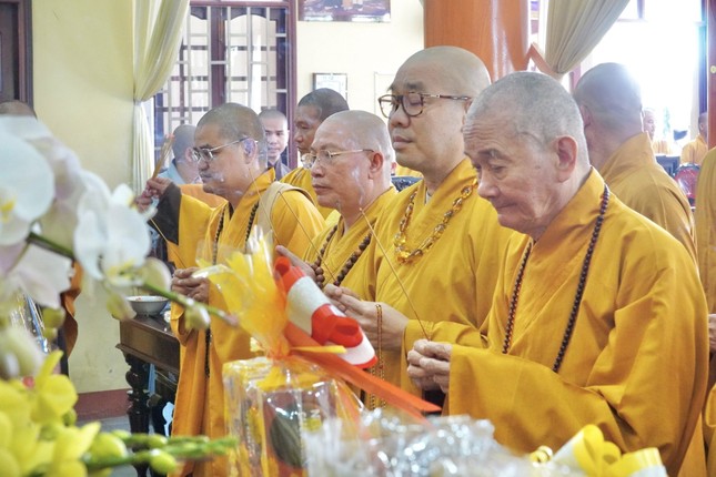 Chư tôn đức thắp hương tưởng niệm trong Lễ Đại tường Thượng tọa Thích Thiện Trí