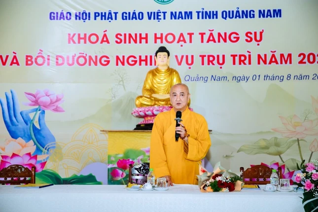 Hòa thượng Thích Huệ Thông chia sẻ tại Hội nghị sinh hoạt Tăng sự và Bồi dưỡng nghiệp vụ trụ trì năm 2024