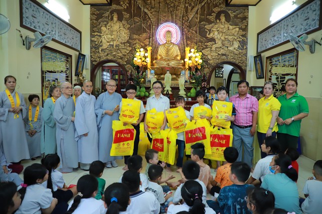 Ban Tổ chức trao tặng 40 phần quà đến các học sinh có hoàn cảnh đặc biệt khó khăn