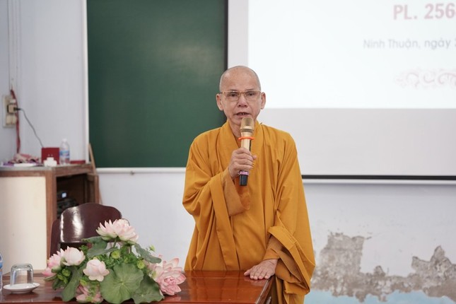 Hòa thượng Thích Hạnh Thể phát biểu chỉ đạo và đúc kết buổi sinh hoạt