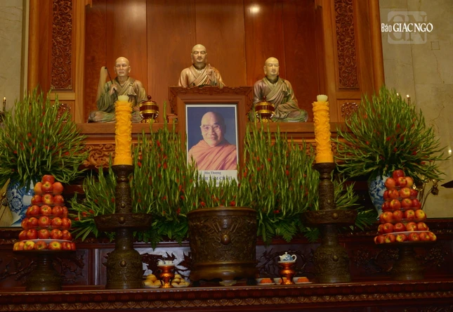 Di ảnh Trưởng lão Hòa thượng Thích Tâm Châu tại Tổ đường Việt Nam Quốc Tự Di ảnh Trưởng lão Hòa thượng Thích Tâm Châu tại Tổ đường Việt Nam Quốc Tự