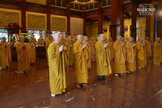 Chư Tăng vân tập định kỳ thính giới, cùng nhắc nhở nhau về giới pháp của hành giả xuất gia