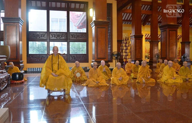 Đức Pháp chủ GHPGVN thính giới cùng đại chúng