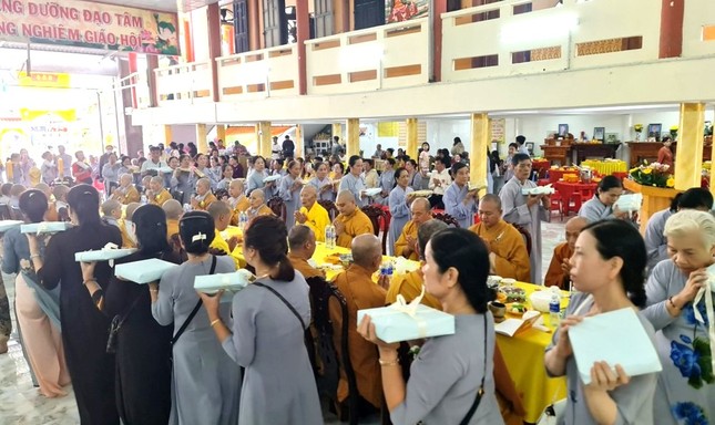 Phật tử cúng pháp y đến chư tôn đức