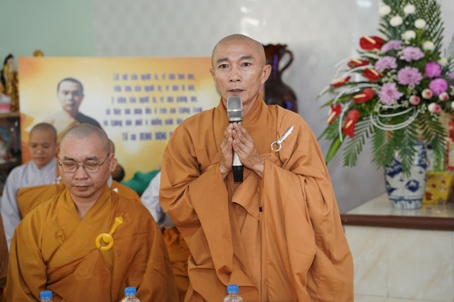 Thượng tọa Trưởng ban Tổ chức phát biểu khai mạc khóa tu Thượng tọa Trưởng ban Tổ chức phát biểu khai mạc khóa tu