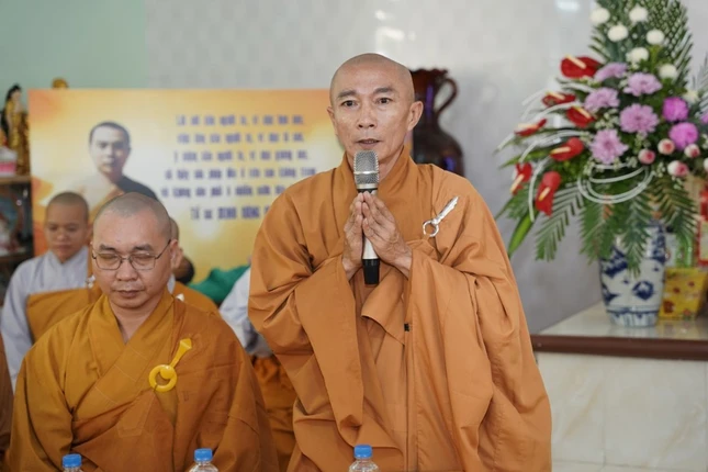 Thượng tọa Trưởng ban Tổ chức phát biểu khai mạc khóa tu