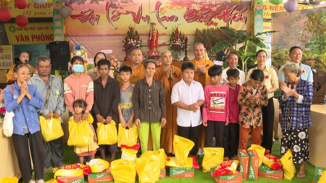 Ban Tổ chức đã tặng 100 phần quà đến những người có hoàn cảnh đặc biệt khó khăn