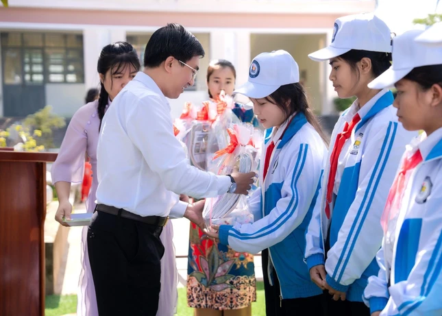 Trao quà đến học sinh - Ảnh: V.L Trao quà đến học sinh - Ảnh: V.L