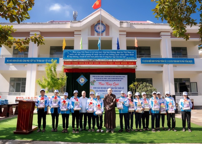 Thượng tọa Thích Lệ Quang trao quà đến Trường Trung học Cơ sở Trần Hưng Đạo