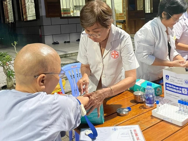 Đoàn y bác sĩ thiện nguyện khám bệnh cho chư Ni tại trường hạ thiền viện Viên Chiếu - Ảnh: TN