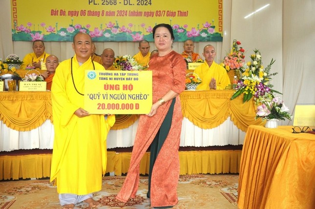 Ban Tổ chức trường hạđã ủng hộ Quỹ “Vì người nghèo” địa phương