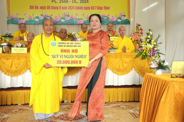 Ban Tổ chức trường hạđã ủng hộ Quỹ “Vì người nghèo” địa phương