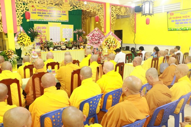 Chư tôn đức và lãnh đạo các cơ quan tham dự