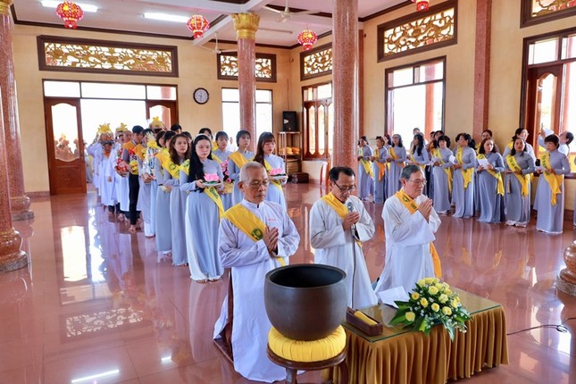 Đại diện Phật tử tác bạch dâng pháp y cúng dường