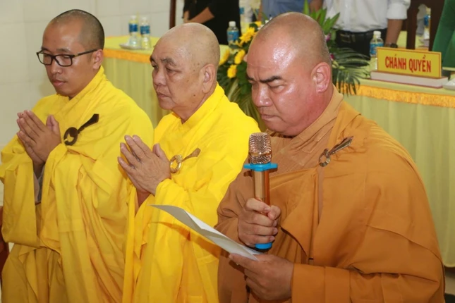 Thượng tọa Thích Tĩnh Triệt đã tuyên đọc phương danh chư tôn đức Tăng Ni hữu công Phật giáo tỉnh Đồng Tháp qua các thời kỳ