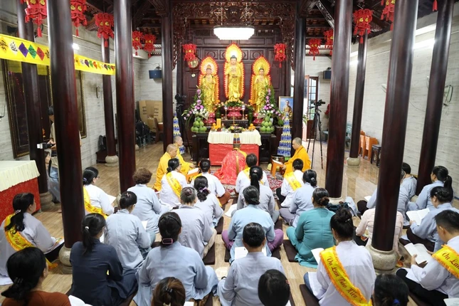 Toàn cảnh buổi lễ Chư Tăng và Phật tử đồng tụng kinh Vu lan