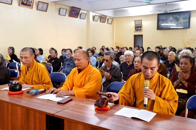 Chư Tăng và đại chúng cùng nhất tâm tụng kinh Vu lan