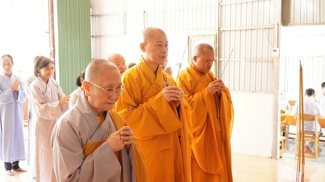 Chư tôn đức niêm hương Tam bảo