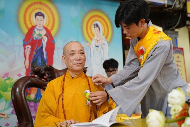 Cài hoa hồng đến Hòa thượng chứng minh