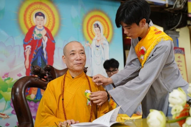 Cài hoa hồng đến Hòa thượng chứng minh