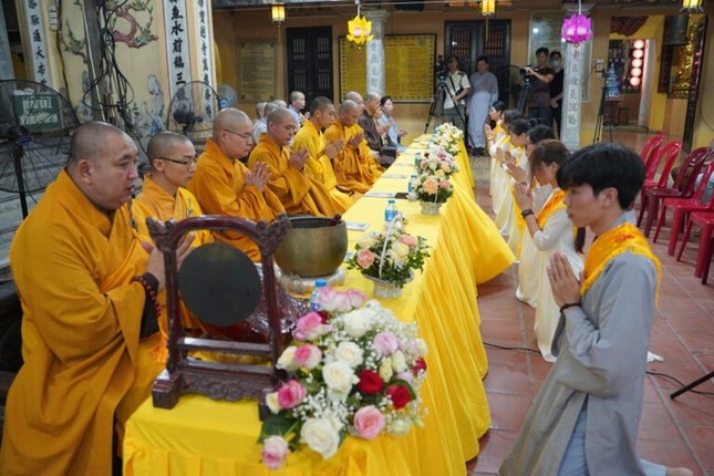 Lễ cài hoa hồng Vu lan tại chùa Tương Mai