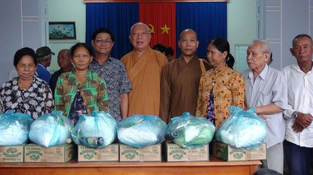 Hòa thượng Thích Tôn Quảng trao quà cho người nghèo Hòa thượng Thích Tôn Quảng trao quà cho người nghèo