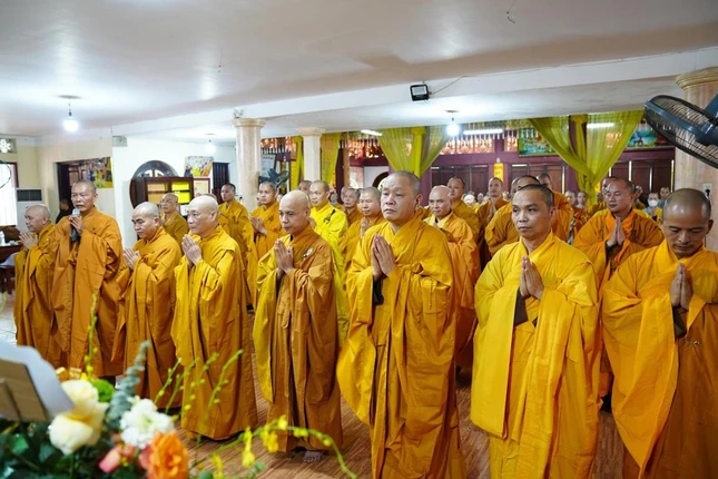 Chư tôn đức đại diện 18 trường hạ đảnh lễ Giác linh Đức Đệ tam Pháp chủ GHPGVN