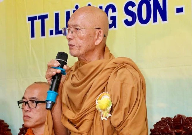 Hòa thượng Thích Giác Sơn ban đạo từ Hòa thượng Thích Giác Sơn ban đạo từ