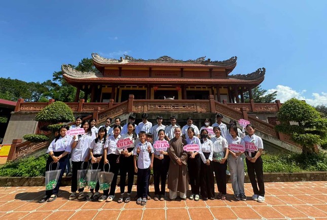 Các bạn Phật tử chùa Khánh Sơn đem hoa hồng Vu lan xuống phố