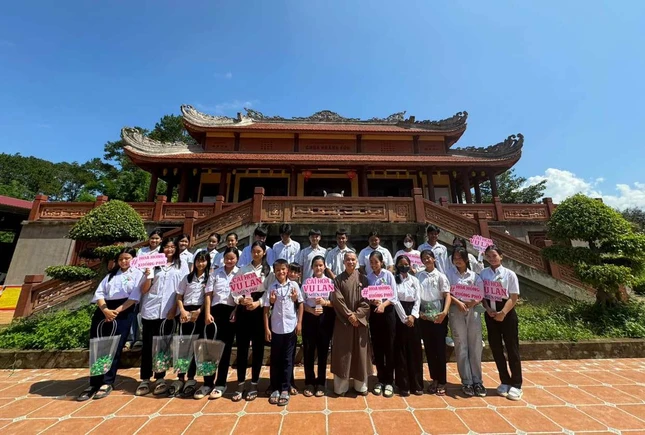 Các bạn Phật tử chùa Khánh Sơn đem hoa hồng Vu lan xuống phố