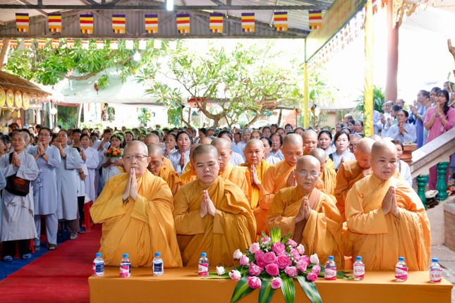 Chư tôn đức Ni và Phật tử tham dự